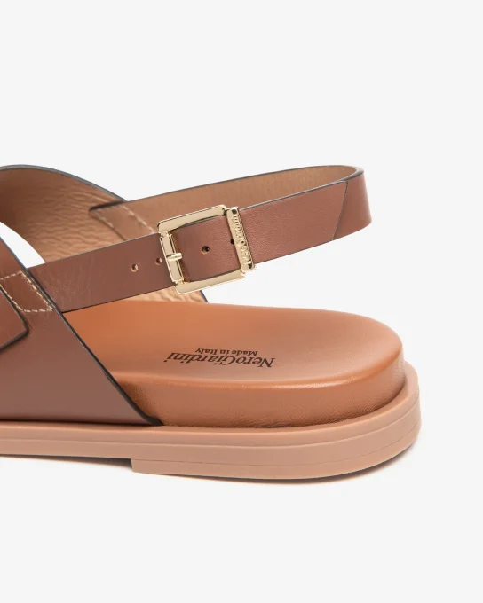 NERO GIARDINI Sandales plates  cuir marron