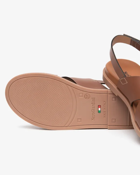 NERO GIARDINI Sandales plates  cuir marron